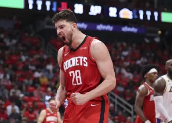 Avec son anglais hésitant, Alperen Sengun a pris la parole