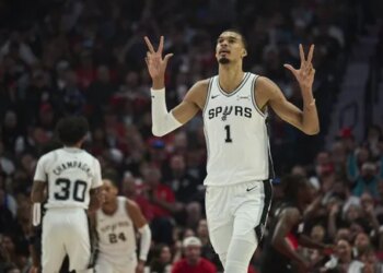 Dans le dur à la pause, Victor Wembanyama et les Spurs renversent tout à Portland !