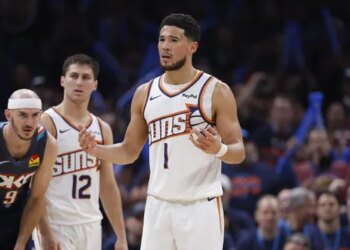 En colère contre un arbitre, Devin Booker espère que la NBA ne deviendra pas du catch