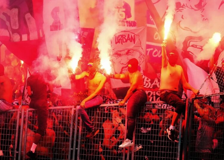 Le PSG condamne le comportement de ses supporters