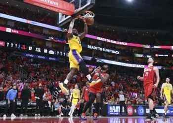 Les Lakers terrassent les Rockets en prolongation pour mener 3-0 !