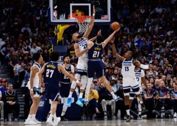 Les Nuggets repoussent les Wolves pour rester en vie