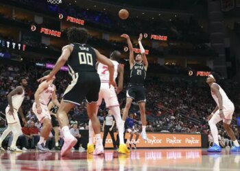 Ousmane Dieng record et patron pour des Bucks décimés