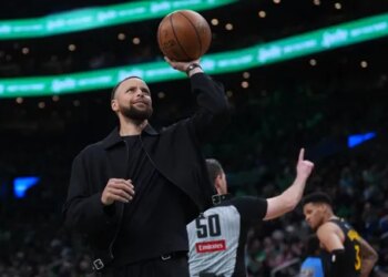 Passer par le play-in, Stephen Curry préfère en sourire