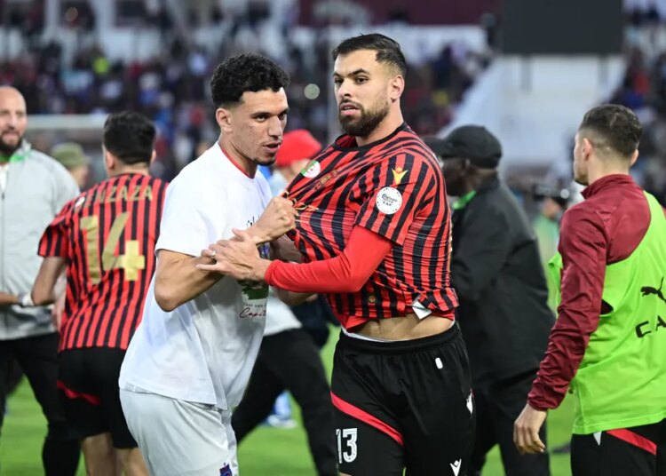 USM Alger : terrain envahi, la demi-finale de Coupe de la CAF suspendue pendant 80 minutes !