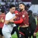 USM Alger : terrain envahi, la demi-finale de Coupe de la CAF suspendue pendant 80 minutes !