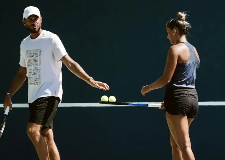 WTA - Bogota > Bastien Fazincani, coach de la 98e mondiale : "On a dû acheter 15 dollars le tube de 3 balles, sachant que trois balles, ça dure vingt minutes à cette altitude. Il a fallu attendre le premier jour des qualifs, le samedi, pour que des serviettes soient enfin distribuées"