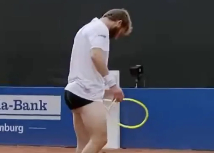 ATP - Hambourg, Vidéos > Encore battu, Corentin Moutet baisse son short en plein match...