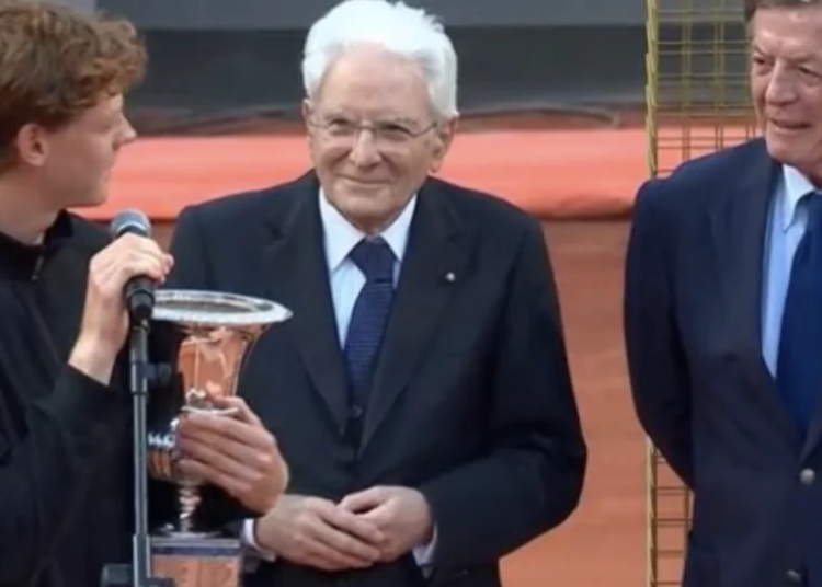 ATP - Rome > Jannik Sinner à Adriano Panatta après sa victoire en finale : "Je ne peux pas dire que je t'ai vu gagner le tournoi il y a 50 ans. Je crois même que mes parents n'étaient pas encore ensemble à l’époque"