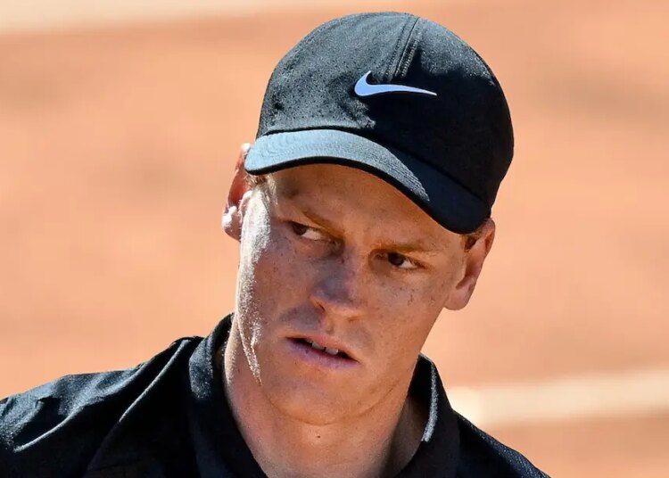ATP - Rome > Le petit coup de gueule de Jannik Sinner contre l'organisation : "Je ne suis pas très fan quand on entre sur le terrain aussi tard, nous sommes humains nous aussi"