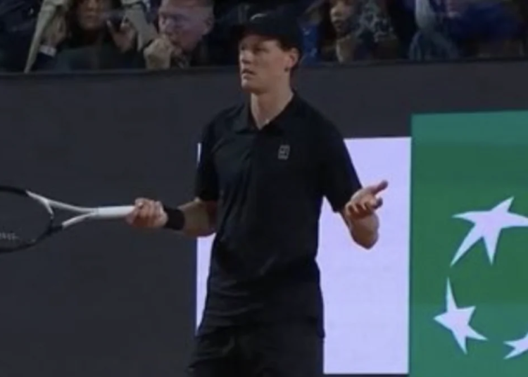 ATP - Rome > Sinner à l'arbitre avant l'interruption du match contre Medvedev : "Qu'est-ce que vous voulez dire ? Il pleut des cordes ! Et si je glisse sur une ligne ?"