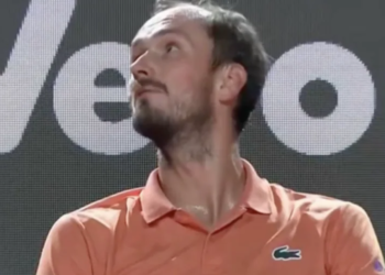 ATP - Rome, Vidéos > Daniil Medvedev à l'arbitre pendant son match contre Jannik Sinner : "Quand on appelle le kiné pour des crampes, on n'a pas d'amende ?"