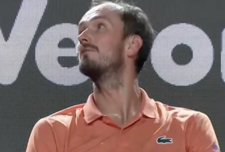 ATP - Rome, Vidéos > Daniil Medvedev à l'arbitre pendant son match contre Jannik Sinner : "Quand on appelle le kiné pour des crampes, on n'a pas d'amende ?"