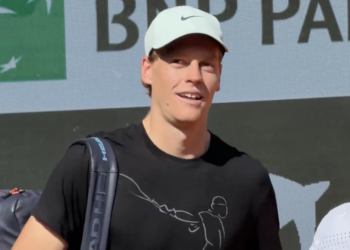 ATP, Vidéos > L'arrivée remarquée de Jannik Sinner à Roland-Garros