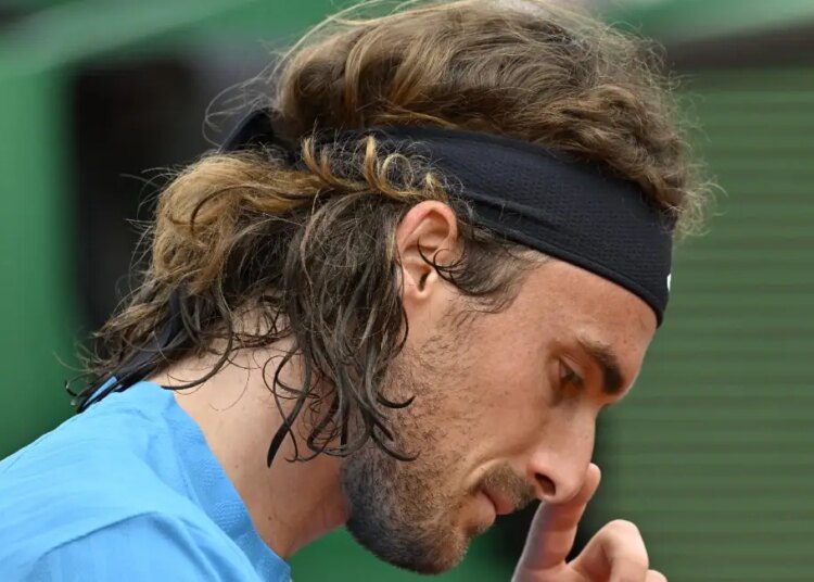 Actualité > Encore battu dès son entrée en lice, Tsitsipas va vivre un Roland Garros inédit