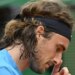 Actualité > Encore battu dès son entrée en lice, Tsitsipas va vivre un Roland Garros inédit