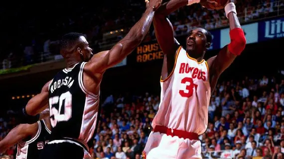 Avant Wemby, Hakeem Olajuwon avait déjà gâché la fête d’un MVP