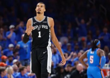 Avec un monumental Victor Wembanyama, les Spurs remportent le Game 1 après deux prolongations !