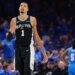 Avec un monumental Victor Wembanyama, les Spurs remportent le Game 1 après deux prolongations !