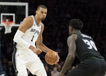 Défendre sur Wemby reste un casse-tête pour les Wolves
