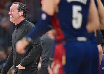 En mode survie, Kenny Atkinson a jeté ses rotations par la fenêtre