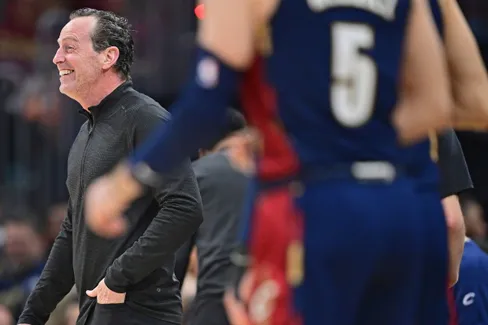 En mode survie, Kenny Atkinson a jeté ses rotations par la fenêtre