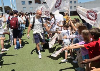 Le capitaine de l’Union Bordeaux Bègles, Maxime Lucu, a étrenné la haie d’honneur formée pour le départ des joueurs vers Bilbao.