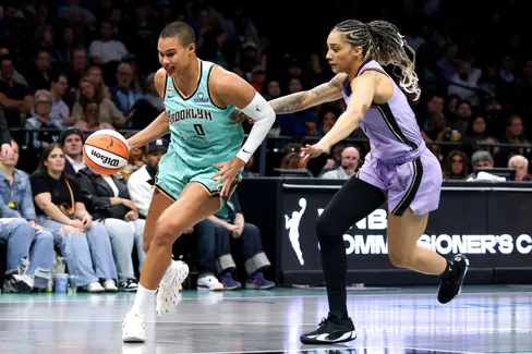 Gabby Williams et les Valkyries frappent fort face au Liberty