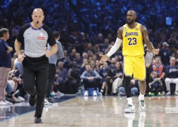 La NBA assume la forte hausse des coups de sifflet en playoffs