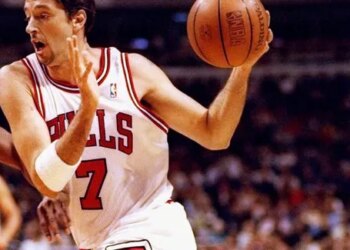 Le 13 mai 1994, le boudeur Scottie Pippen regarde Toni Kukoc faire gagner les Bulls au buzzer…