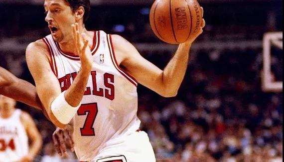 Le 13 mai 1994, le boudeur Scottie Pippen regarde Toni Kukoc faire gagner les Bulls au buzzer…