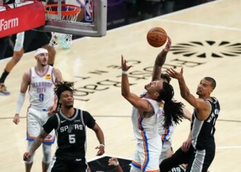 Le Thunder pris dans la vague