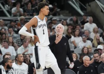 Le grand sage Gregg Popovich reste au plus près de ses Spurs