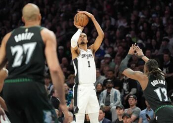 Les Spurs écrasent les Wolves pour filer en finale de conférence