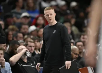 Les Spurs perdent Sean Sweeney, mais saluent sa promotion