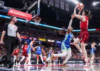 Les Wings de Paige Bueckers dominent le Fever de Caitlin Clark
