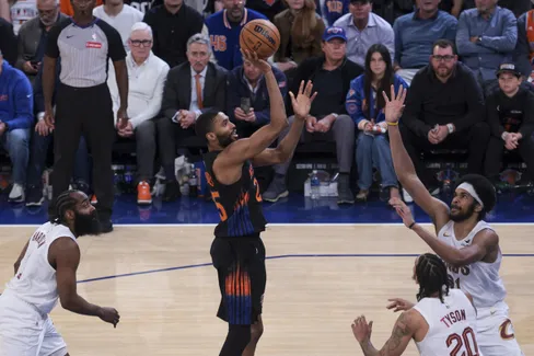 Mike Brown veut garder Mikal Bridges toujours au chaud