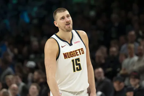 Nikola Jokic en tenue avec la Serbie cet été