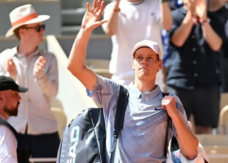 Roland Garros > La leçon de Jo-Wilfried Tsonga après la défaite surprise de Jannik Sinner : "Ce sport est impitoyable et Sinner a fait face à la dure réalité du tennis : tu peux gagner 6-3, 6-2, 5-1 et perdre le match. Et cela arrive même aux meilleurs"