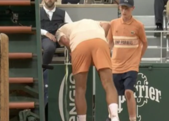 Roland Garros > Novak Djokovic pris de vomissement au début du 5e set contre Fonseca