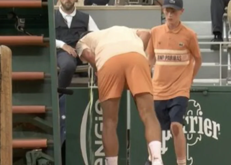 Roland Garros > Novak Djokovic pris de vomissement au début du 5e set contre Fonseca