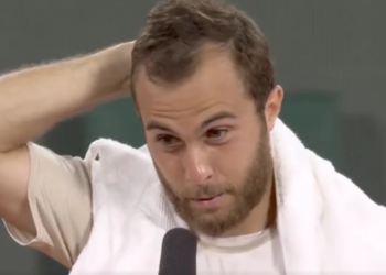 Roland Garros, Vidéos > Hugo Gaston ne sait plus où se mettre après sa victoire contre Monfils au 1er tour : "Bon, Gaël, je suis vraiment désolé pour toi"