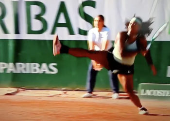 Roland Garros, Vidéos > La blessure affreuse de Hailey Baptiste, évacuée sur une chaise roulante
