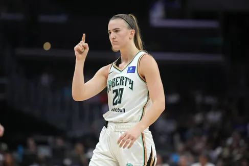 Sabrina Ionescu de retour pour affronter Paige Bueckers