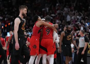 Sur un 3-points miraculeux, RJ Barrett arrache un Game 7 !