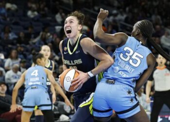 Un triple-double pour Jessica Shepard et les Wings passent la troisième contre Chicago