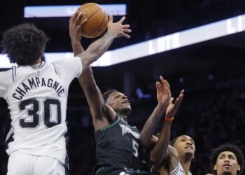 Wemby aux vestiaires, les Wolves ont pilonné les Spurs