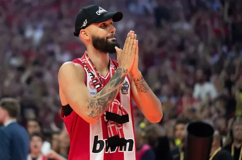 Après l’Euroleague, Evan Fournier fait le doublé titre – MVP en championnat de Grèce