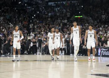 De’Aaron Fox n’est plus surpris par le sang-froid des jeunes Spurs