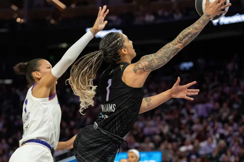 Gabby Williams et les Valkyries repoussent le Mercury